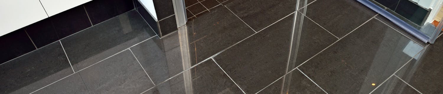 Svart kakel på stora ytor